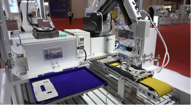 、3C行業(yè)為何成協(xié)作機(jī)械臂“主戰(zhàn)場”，小批量多品種生產(chǎn)難題如何破解？