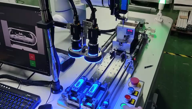 耳機產線，充電倉鎖付